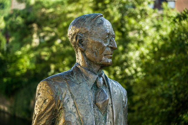 Hermann Hesse Statue Nikolausbrücke